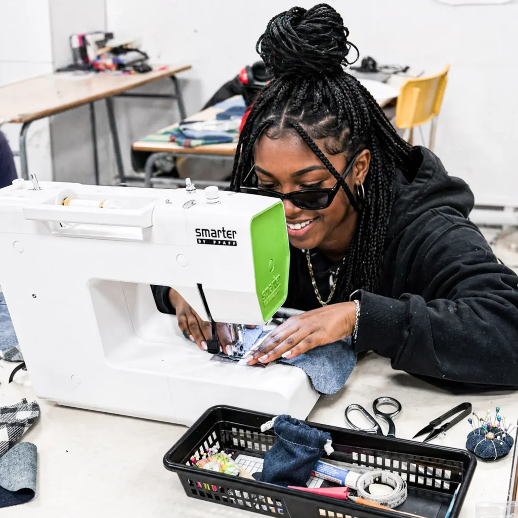 Élève utilisant une machine à coudre lors d’un atelier Textilab en milieu scolaire Lanaudière