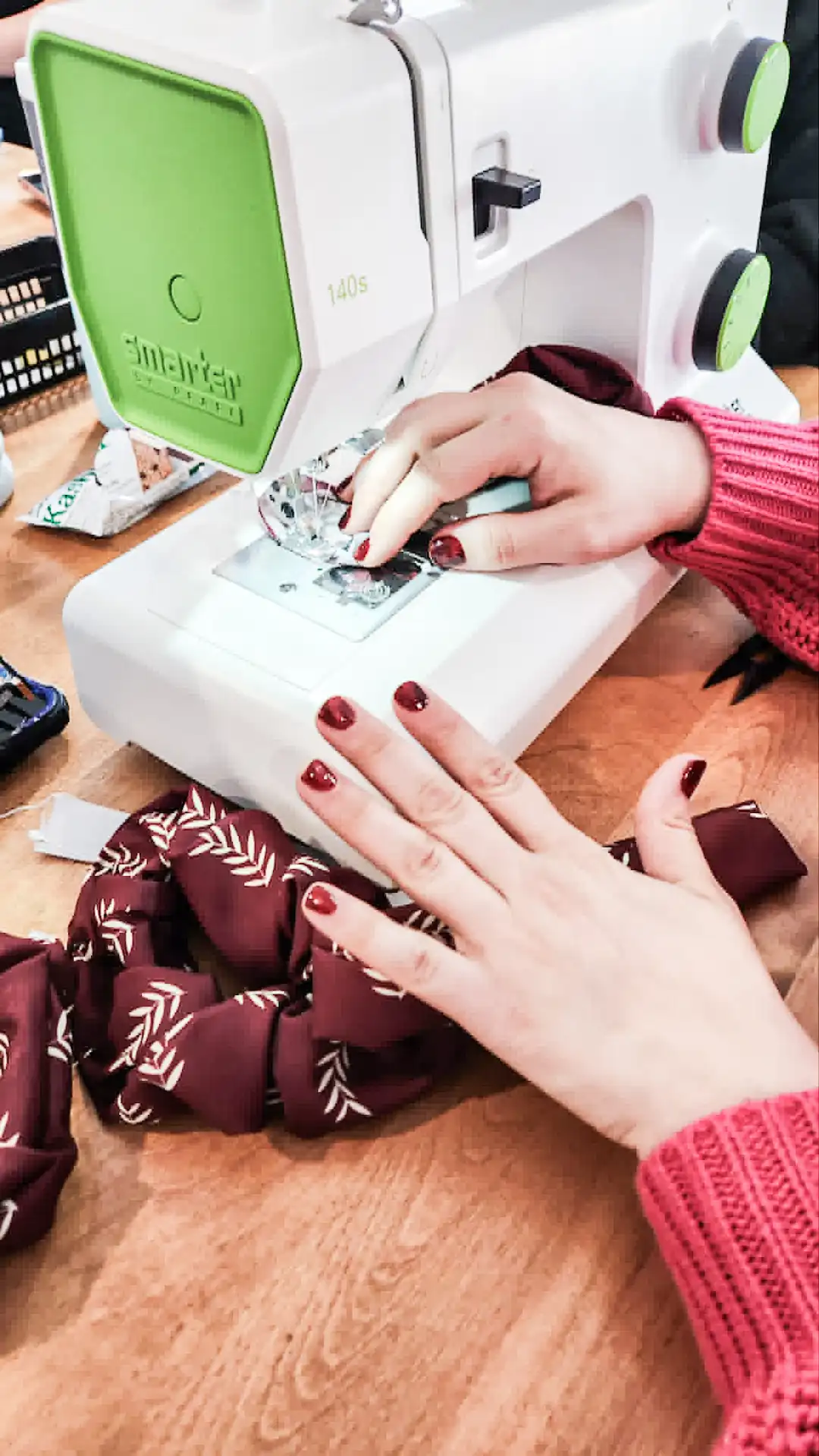 Coudre un chouchou à la machine lors d’un atelier de couture scolaire Textilab au Québec