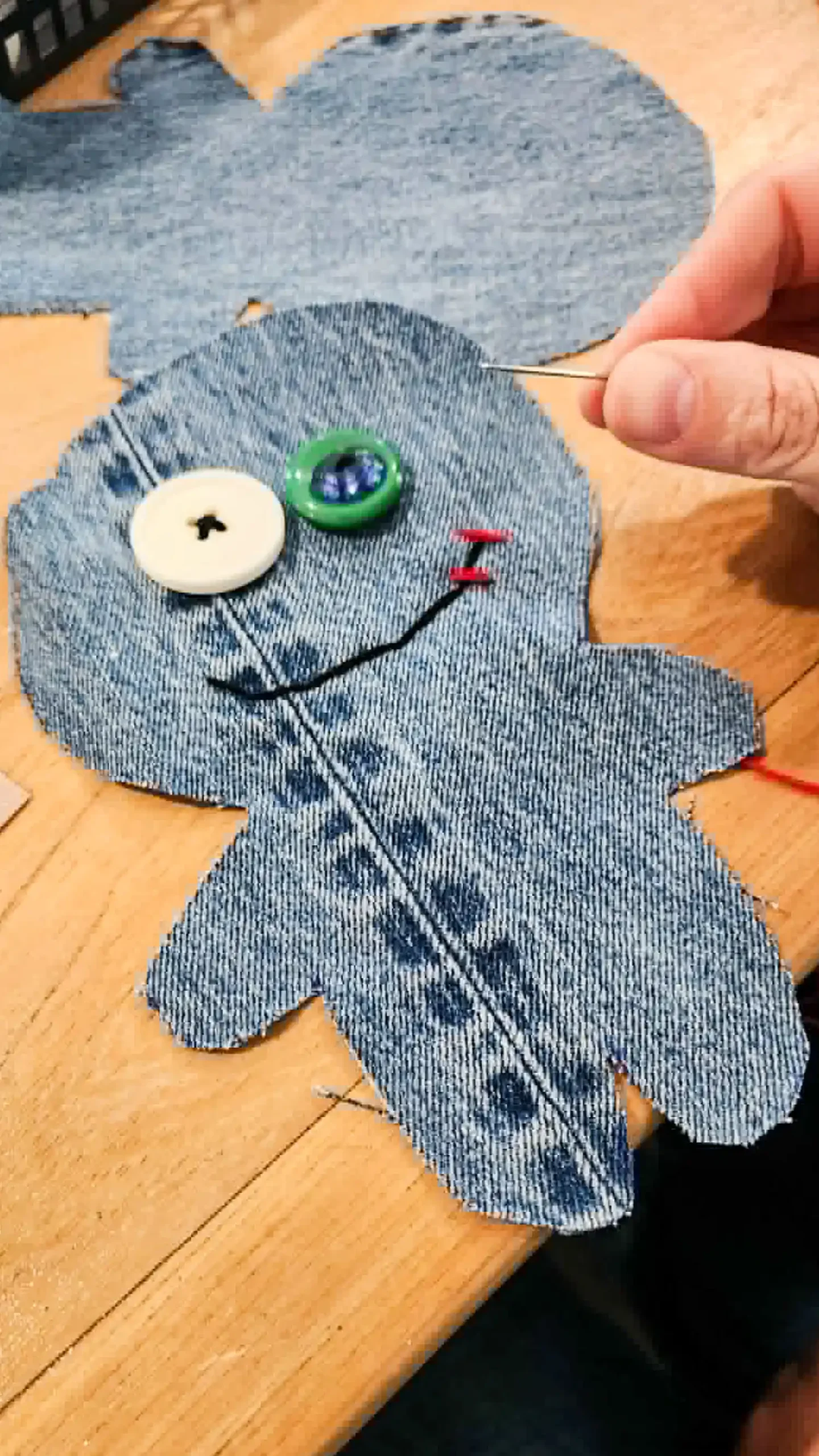 Création d’une poupée textile en denim recyclé lors d’un atelier créatif Textilab en école