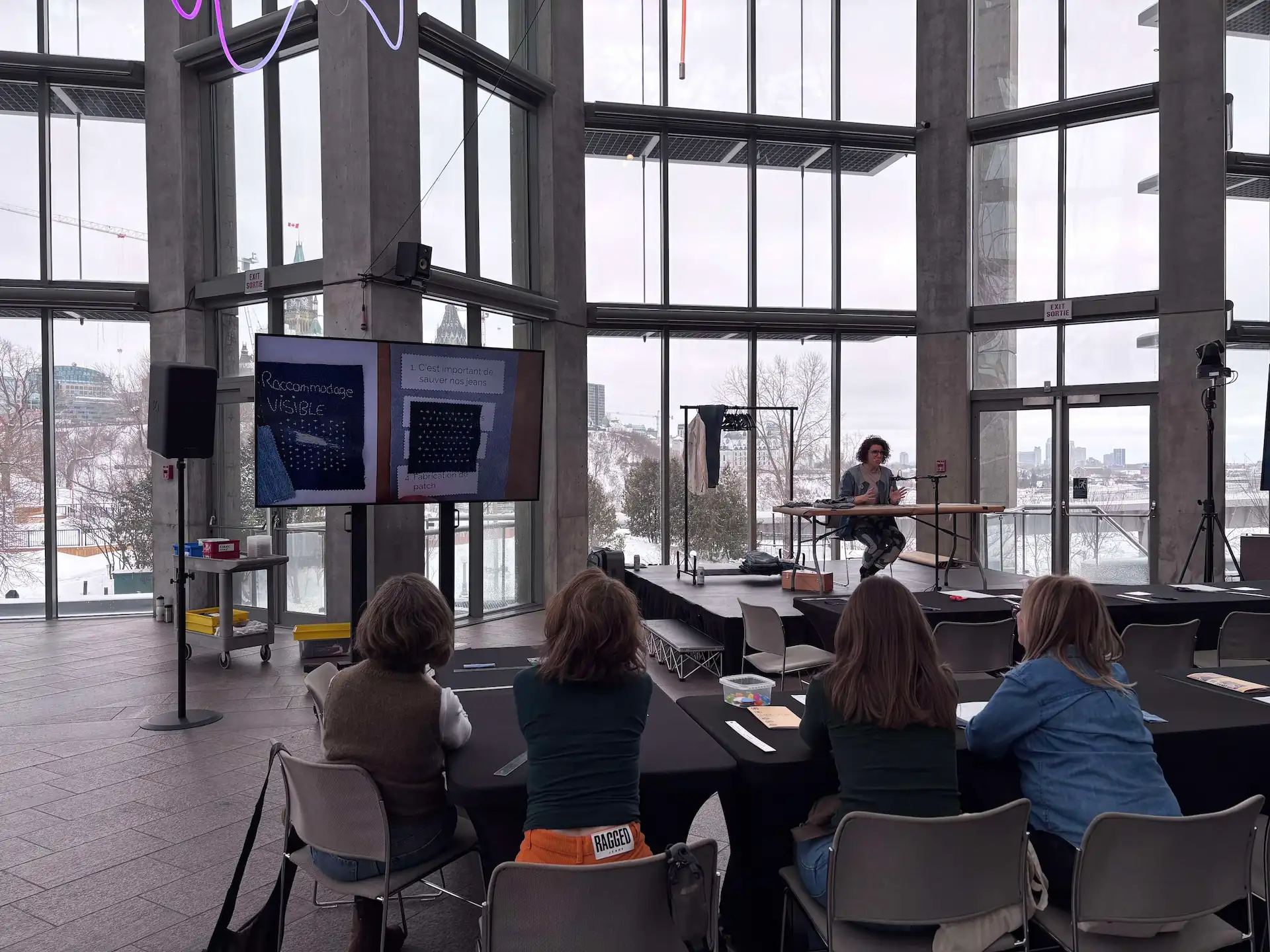 Présentation Textilab sur la réparation créative devant un public dans un musée au Canada