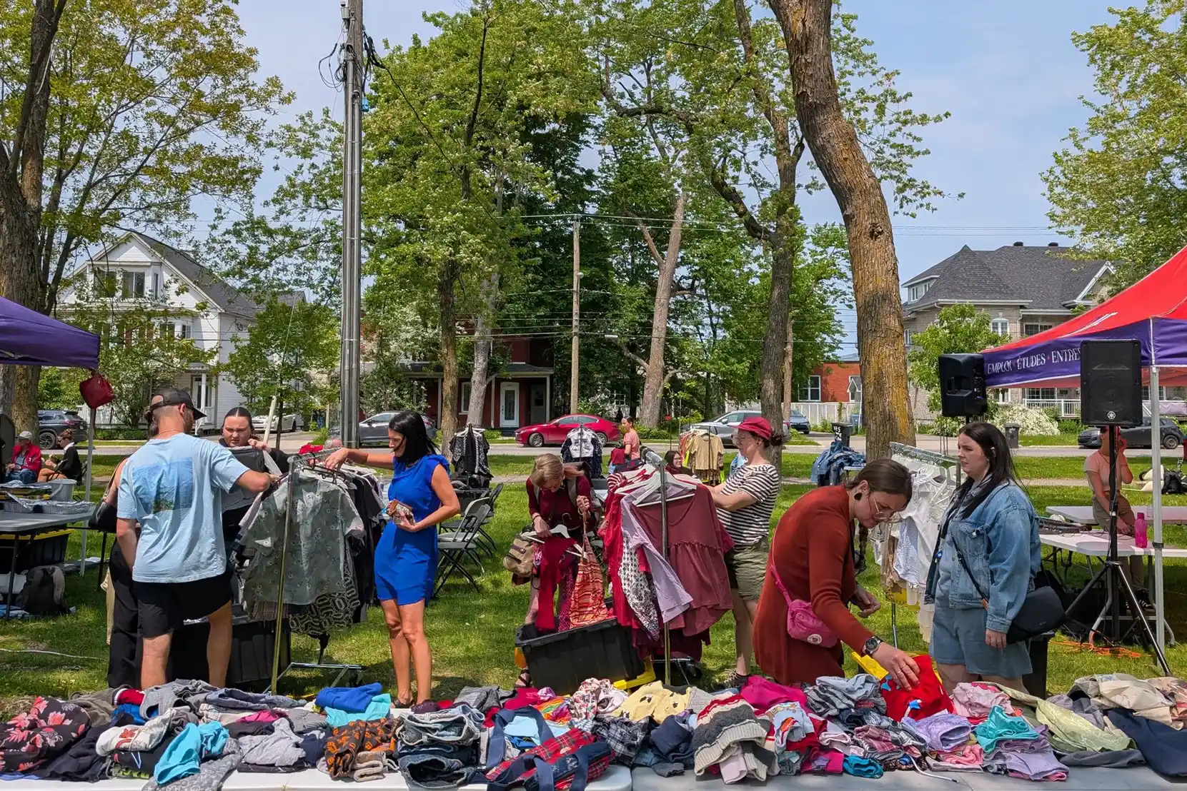 événement de friperie scolaire extérieure avec jeunes et vêtements seconde main au Québec
