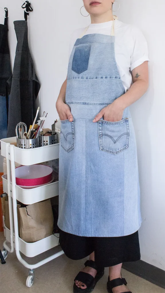 Tablier confectionné à partir de vieux jeans dans le cadre d’un atelier de transformation textile Textilab.