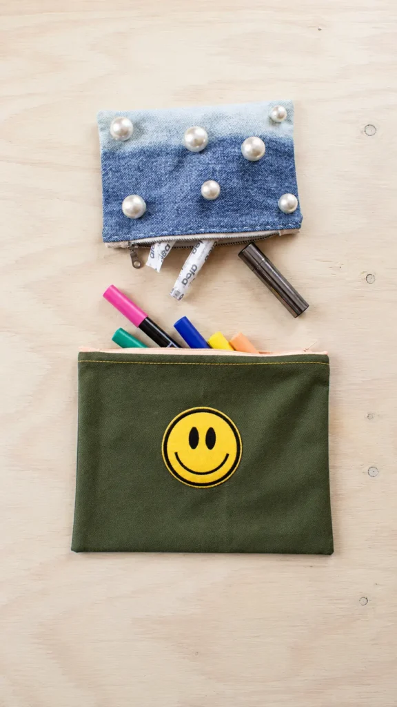 Coffre à crayons fabriqué à partir de vieux jeans et de vêtements récupérés dans un atelier Textilab de transformation textile.