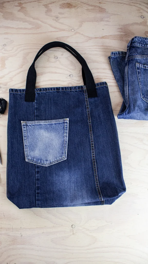 Sac réutilisable fabriqué à partir de vieux jeans dans le cadre d’un atelier de transformation textile Textilab.